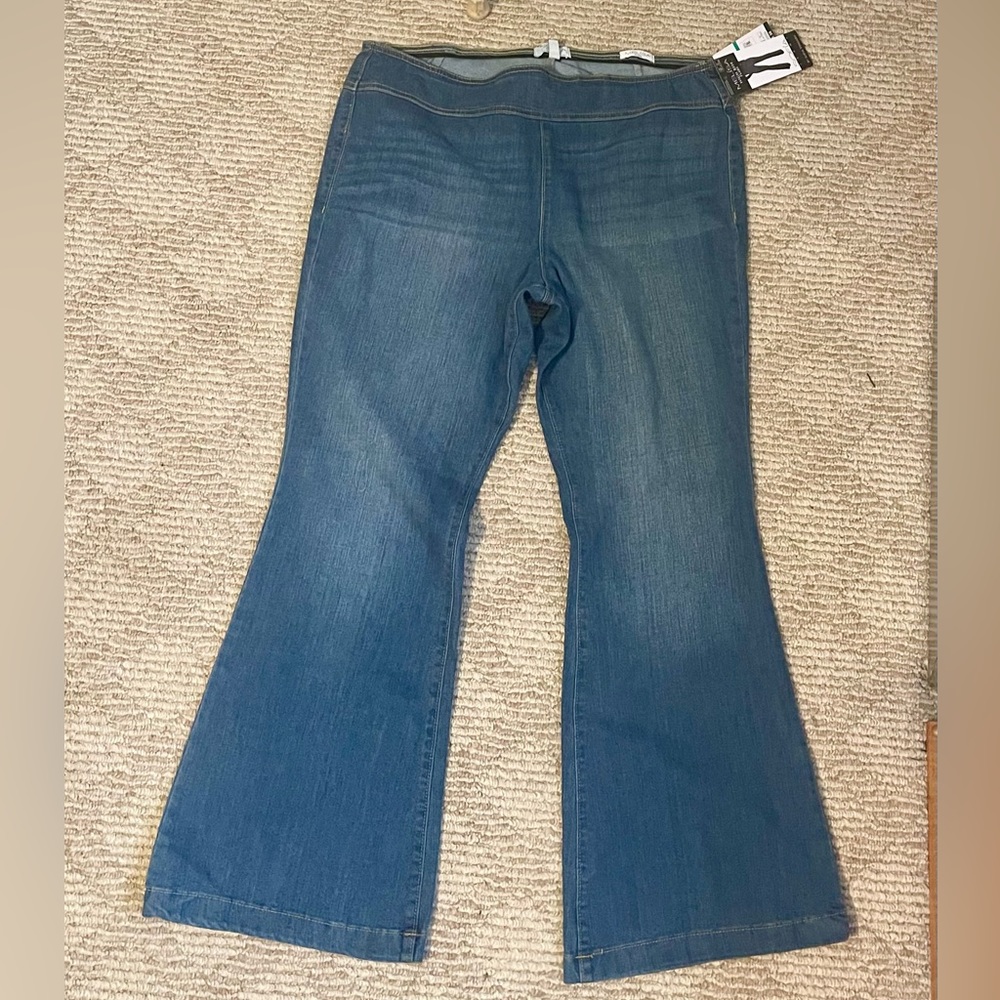 NWT- Sofia 16 short Melissa flare